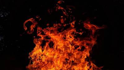 На северо-востоке Петербурга в результате пожара пострадала женщина