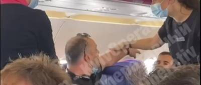 В літаку до Києва пасажир скандалив всю дорогу. По прильоту весь салон аплодував появі поліції (ВІДЕО)