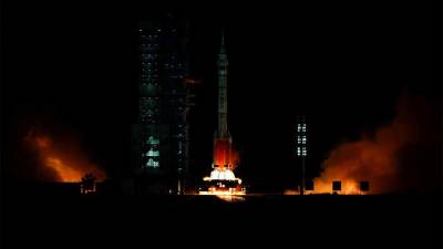 КНР запустила ракету с космонавтами на китайскую орбитальную станцию