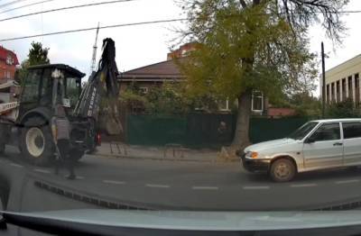 Ростовчанин наказал тракториста, за выброшенный на проезжую часть мусор