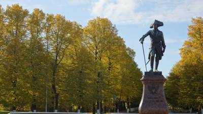 В музеях-заповедниках Петербурга начали готовить скульптуры к зимнему сезону