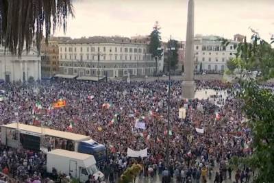 В Риме противники COVID-сертификатов вышли на митинг