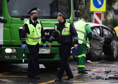 Двое пострадали в ДТП с четырьмя машинами в Москве