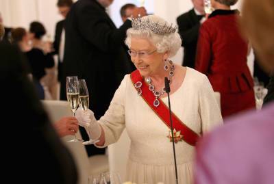 Врачи призвали Елизавету II отказаться от алкоголя