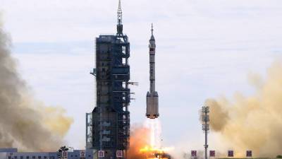 Китай запустил на собственную орбитальную станцию ракету с космонавтами