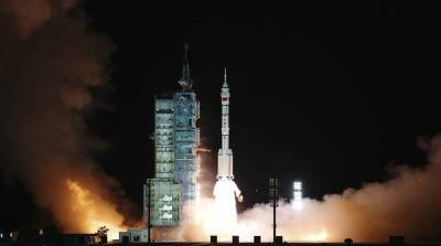 Китай успешно запустил пилотируемый корабль "Шэньчжоу-13" к орбитальной станции