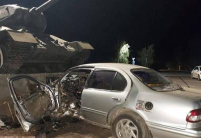 Под Одессой водитель влетел в постамент с танком и погиб (фото)