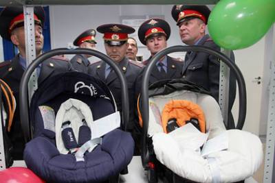 Россиян будут учить правильной перевозке детей прямо в роддомах