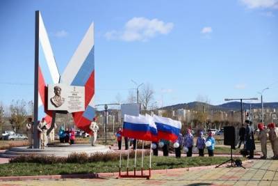 Новый памятник Героям России открыли перед комплексом «Мегаполис-Спорт»