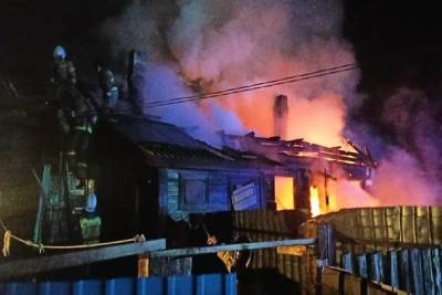 Две квартиры дома сгорели в Чите — пожару был присвоен повышенный ранг сложности
