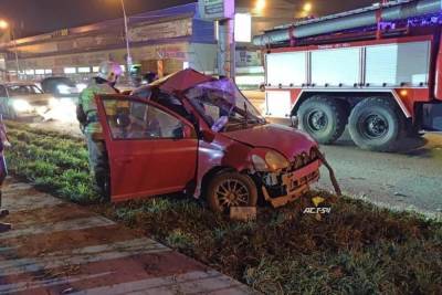 В Новосибирске погиб водитель «Тойота» после столкновения со столбом
