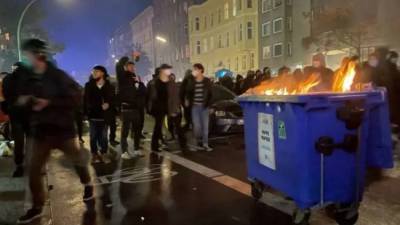 В Берлине «новые хиппи» устроили протест, поджигая мусорные баки