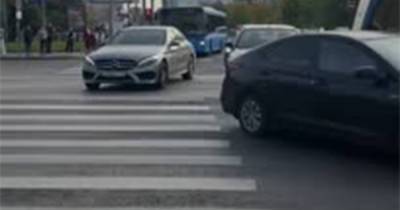 «Опасный для жизни бардак» на пешеходном переходе в Москве попал на видео
