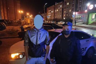 В Рязани рядом с алкомаркетом дебоширил пьяный таксист с пистолетом
