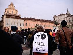 Италию охватили беспорядки из-за введения «коронавирусных» пропусков для всех работников