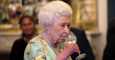 95-летнюю Елизавету II попросили бросить пить