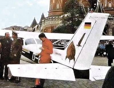 За какое преступление в Германии посадили пилота, который приземлился на Красной площади - Русская семеркаРусская семерка