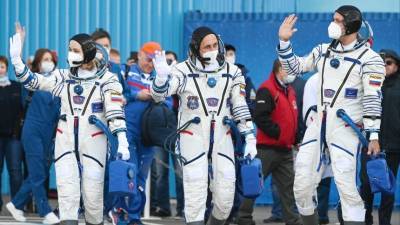 В «Роскосмосе» назвали новое время возвращения киноэкипажа на Землю