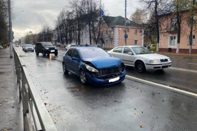 Полосу на улице Орджоникидзе в Твери занимает разбитая машина