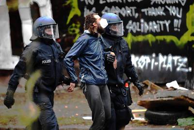 Левые активисты забросали полицию в Берлине коктейлями Молотова