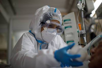 «Заболеваемость пойдет вверх»: иммунолог предупредил о затяжной суперволне коронавируса в России