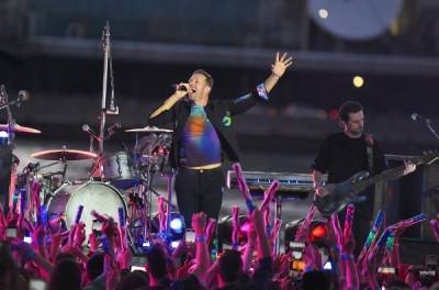 Группа Coldplay намерена добывать электричество для концертов с помощью прыгающих фанатов