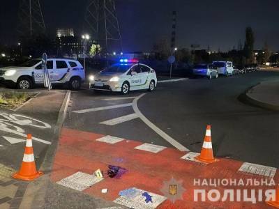 В Киеве пьяный водитель грузовика сбил двух пешеходов на переходе. Один из них погиб