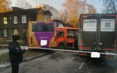 Пятеро пострадавших при столкновении двух автобусов и грузовика в Нижнем Новгороде госпитализированы