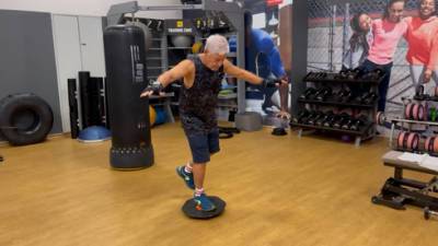 Израильтянин выжил после сердечного приступа и стал фитнес-тренером в 81 год