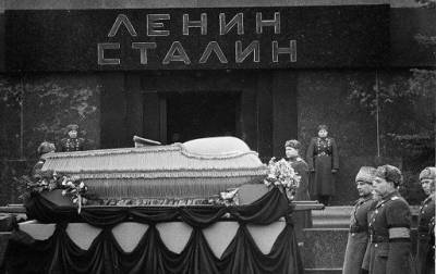 Почему Хрущёв испугался хоронить Сталина на Новодевичьем кладбище - Русская семеркаРусская семерка