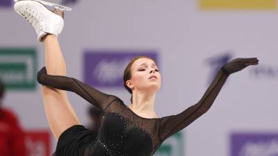 Фигуристка Анна Щербакова заняла первое место после короткой программы на турнире в Венгрии
