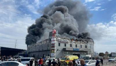В Израиле произошел пожар в торговом центре, часть здания обрушилась