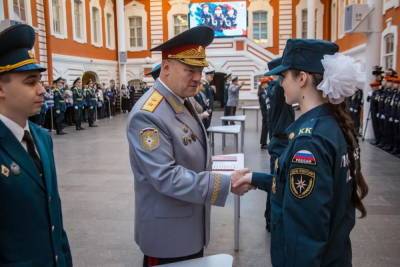 В Петербурге школьников посвятили в пожарные кадеты