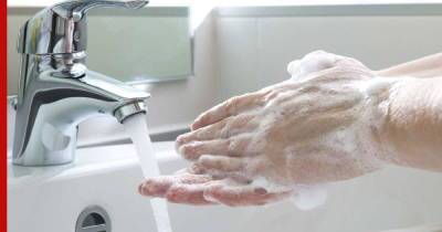 Неправильное мытье рук может грозить онкологией, предупредила дерматолог