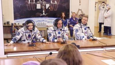 Российский киноэкипаж перешел с МКС в корабль «Союз» для возвращения на Землю