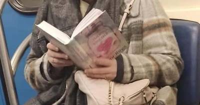 Россияне поспорили из-за фото девушки с книгой в московском метро