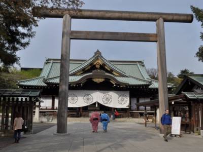 Премьер Японии сделал подношение храму Ясукуни, считающийся в Азии символом милитаризма