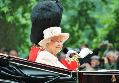 Королева Елизавета II полностью отказалась от употребления алкоголя и мира