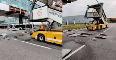 Пассажирский трап в "Шереметьево" врезался в здание аэропорта