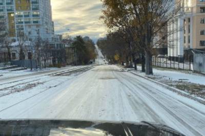 Дороги Хабаровска второй день засыпаны снегом и покрыты гололедом
