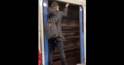 Россиянин проехался в вагоне метро с открытыми дверями и попал на видео