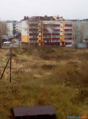В Александровске-Сахалинском ветер обрушил сорванную кровлю на людей