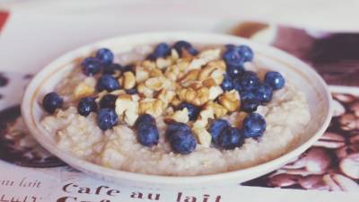 Натуральная овсянка на завтрак поможет вывести плохой холестерин из организма