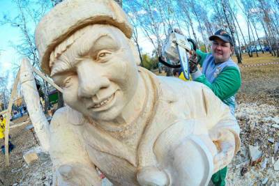 В Челябинске проходит фестиваль деревянных скульптур «Уральский характер»