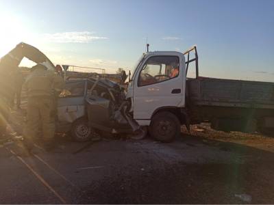 Водитель без прав врезался в грузовик — погибли три человека