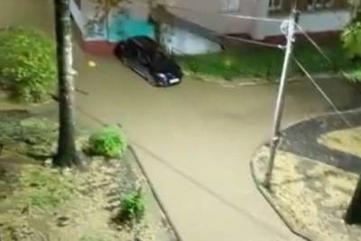 Из-за аварии на водопроводе в Дзержинском районе Ярославля вода затопила несколько дворов