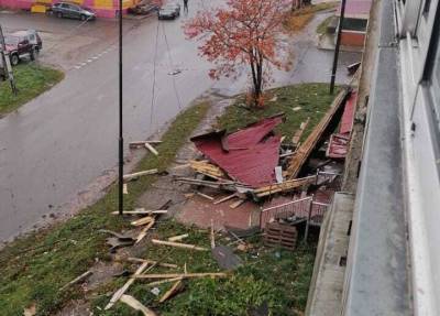 Ураган на Сахалине сорвал крыши на людей, погиб мужчина, женщина в реанимации