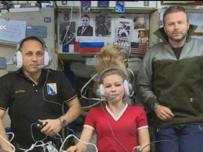 Снимавший "первое кино на орбите" российский экипаж вернулся на Землю
