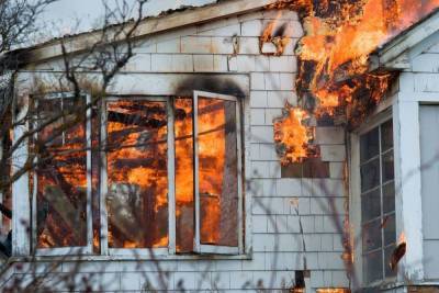 Четыре спасателя потушили пожар в частном доме в Гатчинском районе