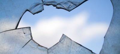 В Карелии подростку-рецидивисту грозит до 5 лет колонии за разбитое стекло в автомобиле - stolicaonego.ru - Сортавалы - республика Карелия